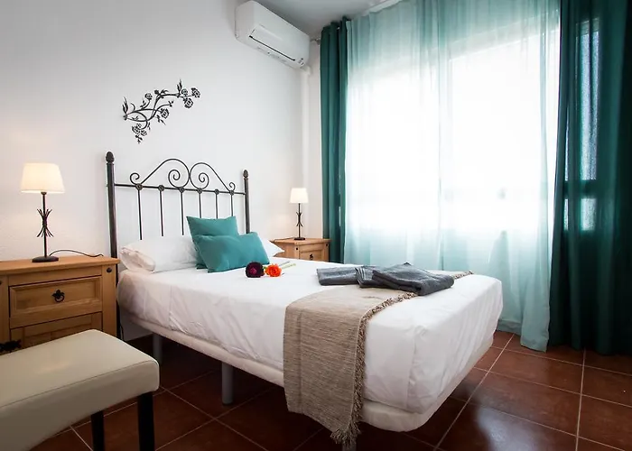 Holidays2torremolinos De 3 Con Terraza Y Piscina Comunitaria